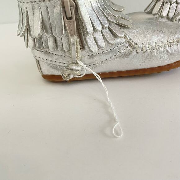Minnetonka Aria Silver Fringe Moccasin Girls 6 Metallic Ankle Bootie Rubber Sole - Picture 11 of 11